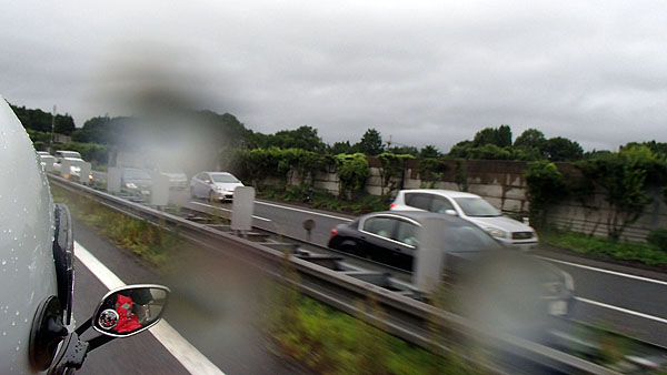 対向車はお盆帰りの車で渋滞